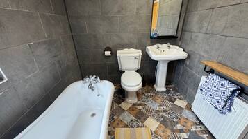 Duschwanne, Haartrockner, Handtücher