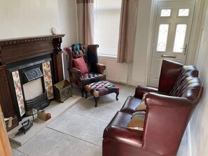 TV - 2br-towncentre-garden-freeparking-pets (Chesterfield)