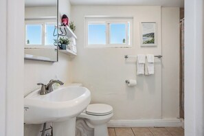 Regadera, secadora de cabello, toallas, jabón