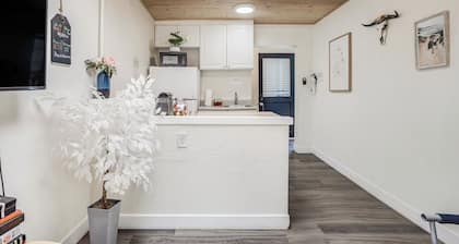 Beach Bungalow, Free Parking, 2 blocks to the beach