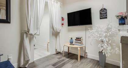 Beach Bungalow, Free Parking, 2 blocks to the beach