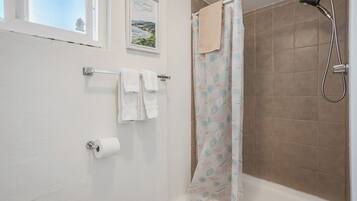 Douche, sĂšche-cheveux, serviettes fournies, savon