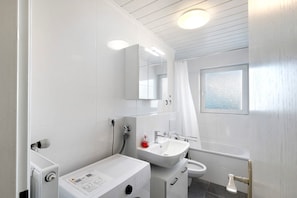 Een bad, een haardroger, handdoeken