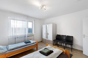 3 slaapkamers, een strijkplank/strijkijzer, gratis wifi, beddengoed