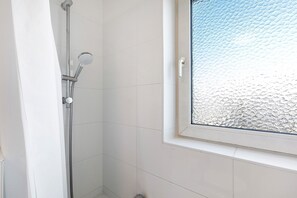 Badewanne, Haartrockner, Handtücher