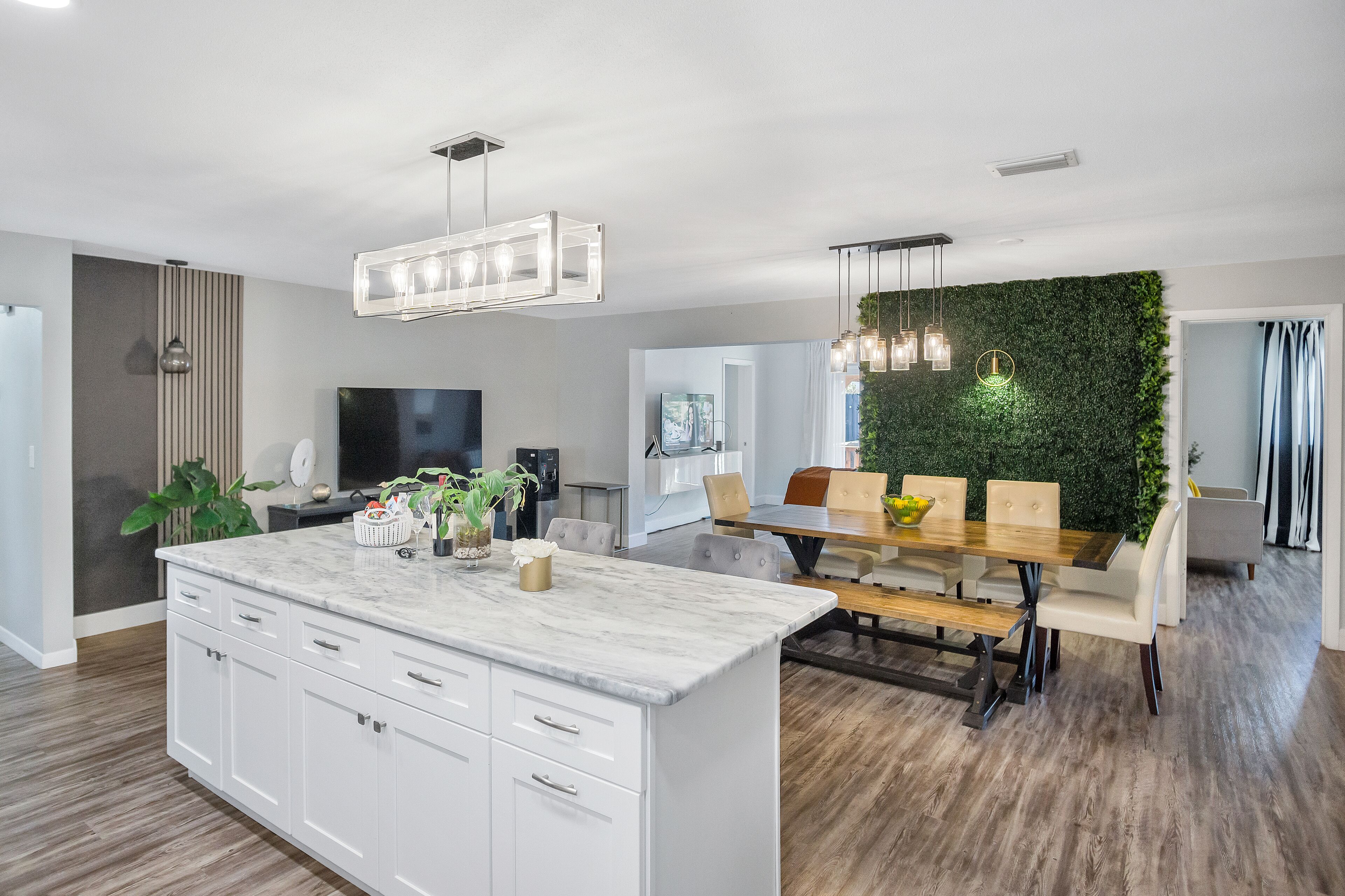 Big Modern Home near the Beaches Hospitals Shopping Patio Garden View