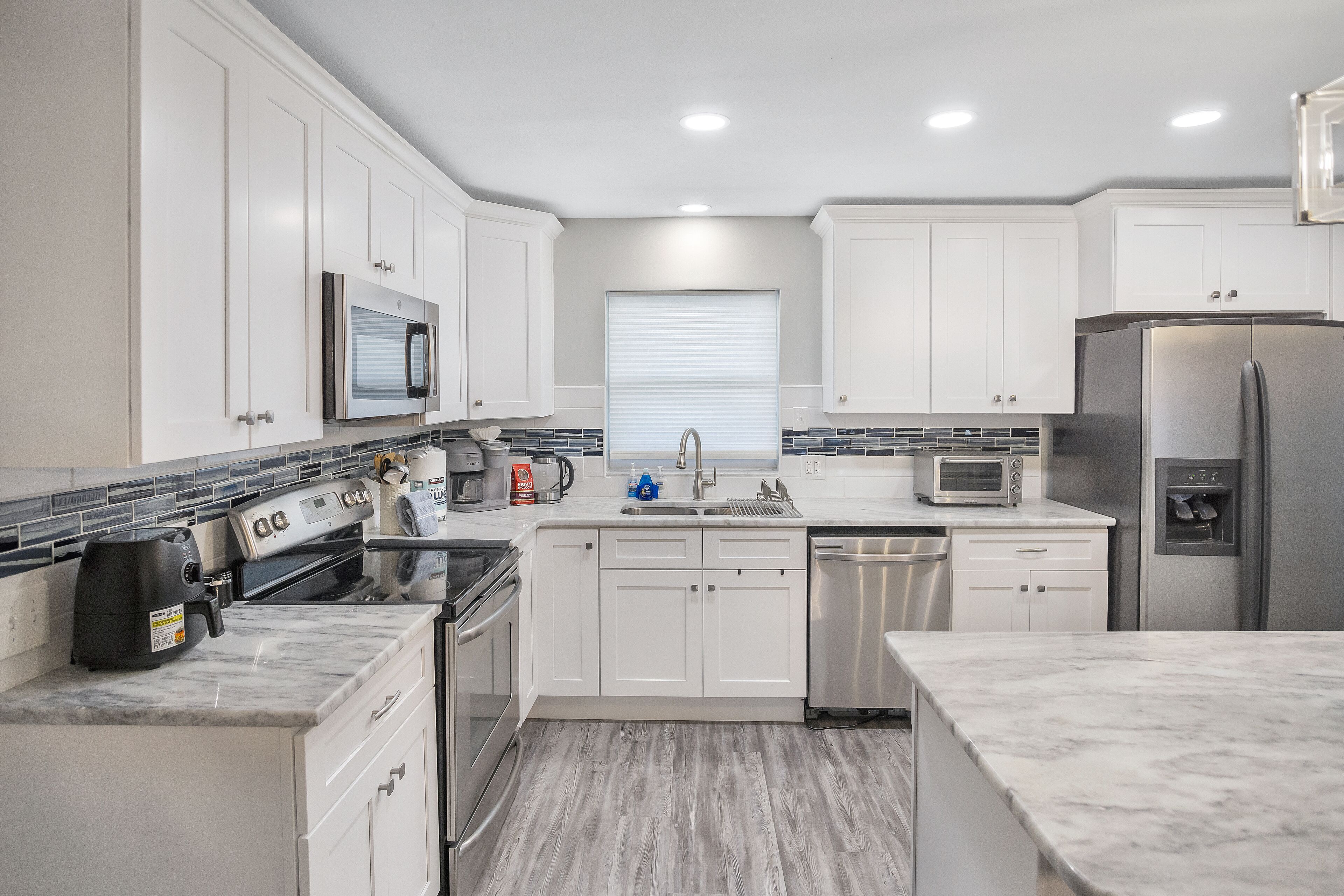 Big Modern Home near the Beaches Hospitals Shopping Patio Garden View