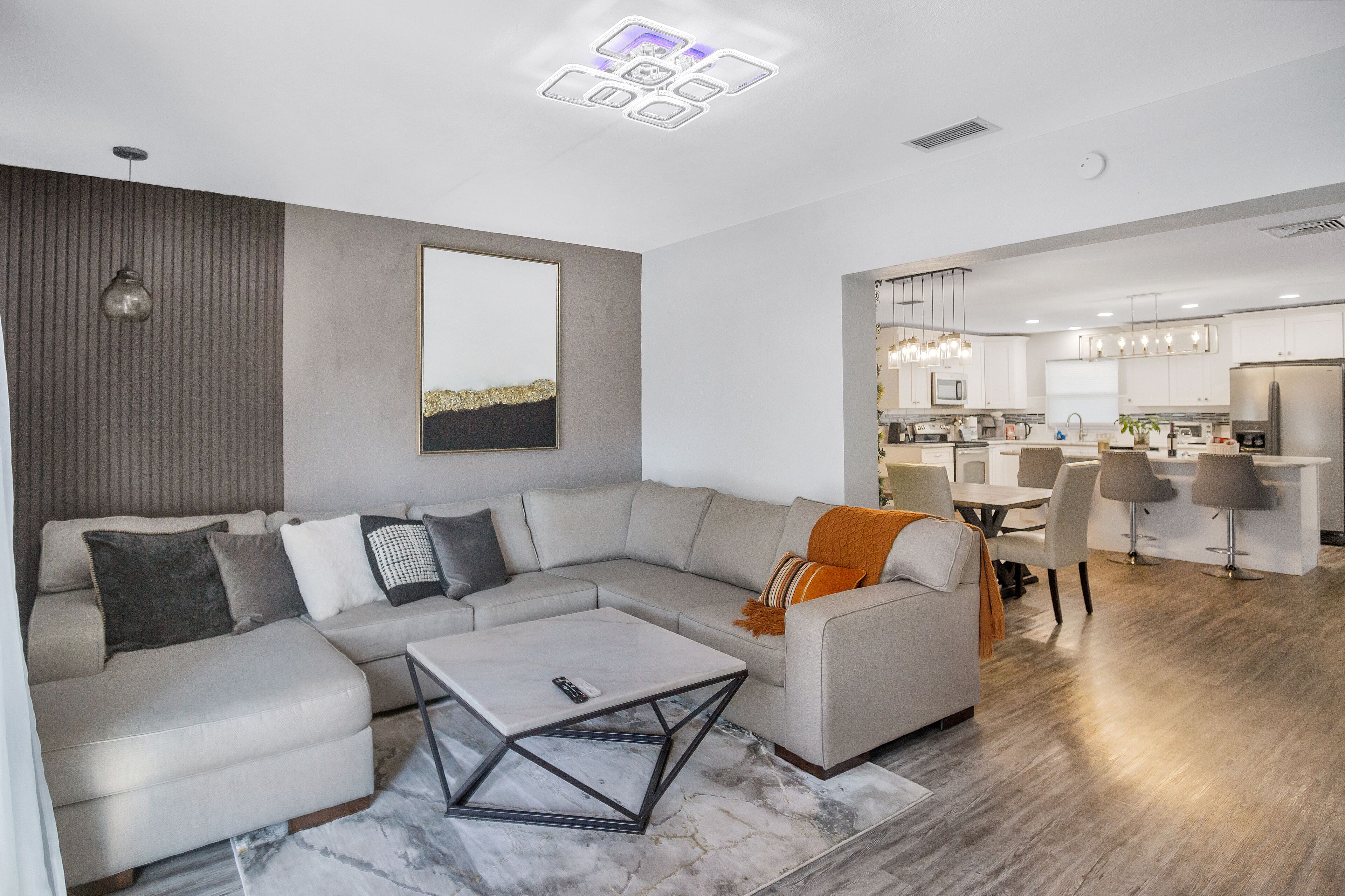 Big Modern Home near the Beaches Hospitals Shopping Patio Garden View