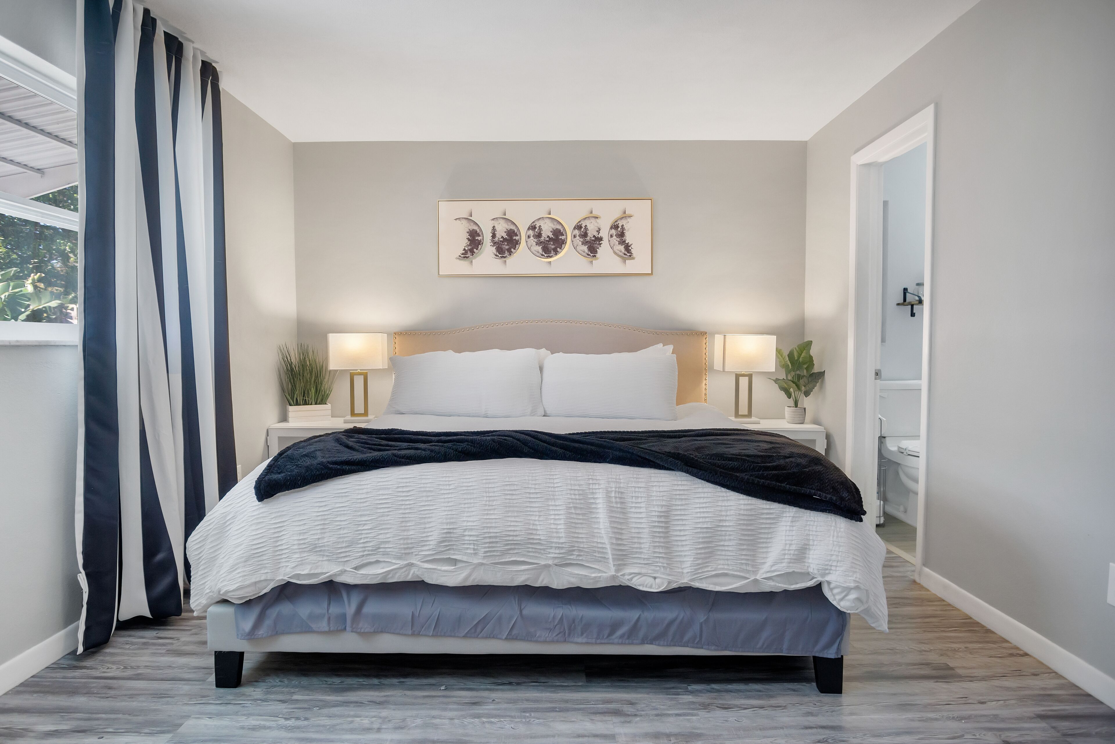 Big Modern Home near the Beaches Hospitals Shopping Patio Garden View