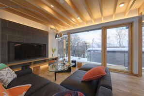 42-inch Smart TV with digital channels, TV, Netflix - Hachiko by H2 Life (Kutchan)