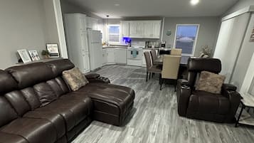 Smart-TV, Kamin, TischfuĂball, Tischtennisplatte