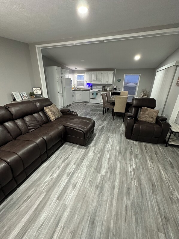 Smart TV, fireplace, foosball, table tennis - Devils Lake’s Hidden Gem (Devils Lake)