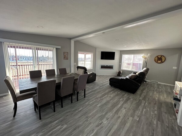 Älytelevisio, takka, pöytäjalkapallopöytä, pöytätennispöytä