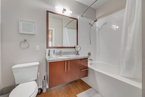 Hair dryer, towels, toilet paper - Plush 2Br Cal King Suite Close to Everything (Cedar Park)