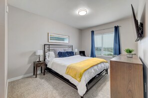 2 bedrooms, iron/ironing board, WiFi, bed sheets - Plush 2Br Cal King Suite Close to Everything (Cedar Park)