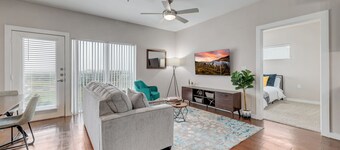 Plush 2Br Cal King Suite Close to Everything