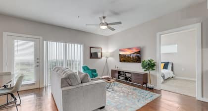 Plush 2Br Cal King Suite Close to Everything