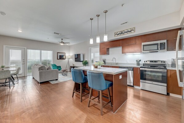 Réfrigérateur, micro-ondes, four, plaque de cuisson