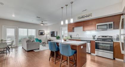 Plush 2Br Cal King Suite Close to Everything