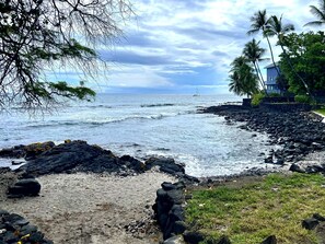 Beach - Ocean View Family Condo Across From Lyman’s Cove~Air Conditioning~Calif King Bed (Kailua-Kona)