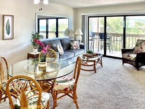 Smart TV, books - Ocean View Family Condo Across From Lyman’s Cove~Air Conditioning~Calif King Bed (Kailua-Kona)