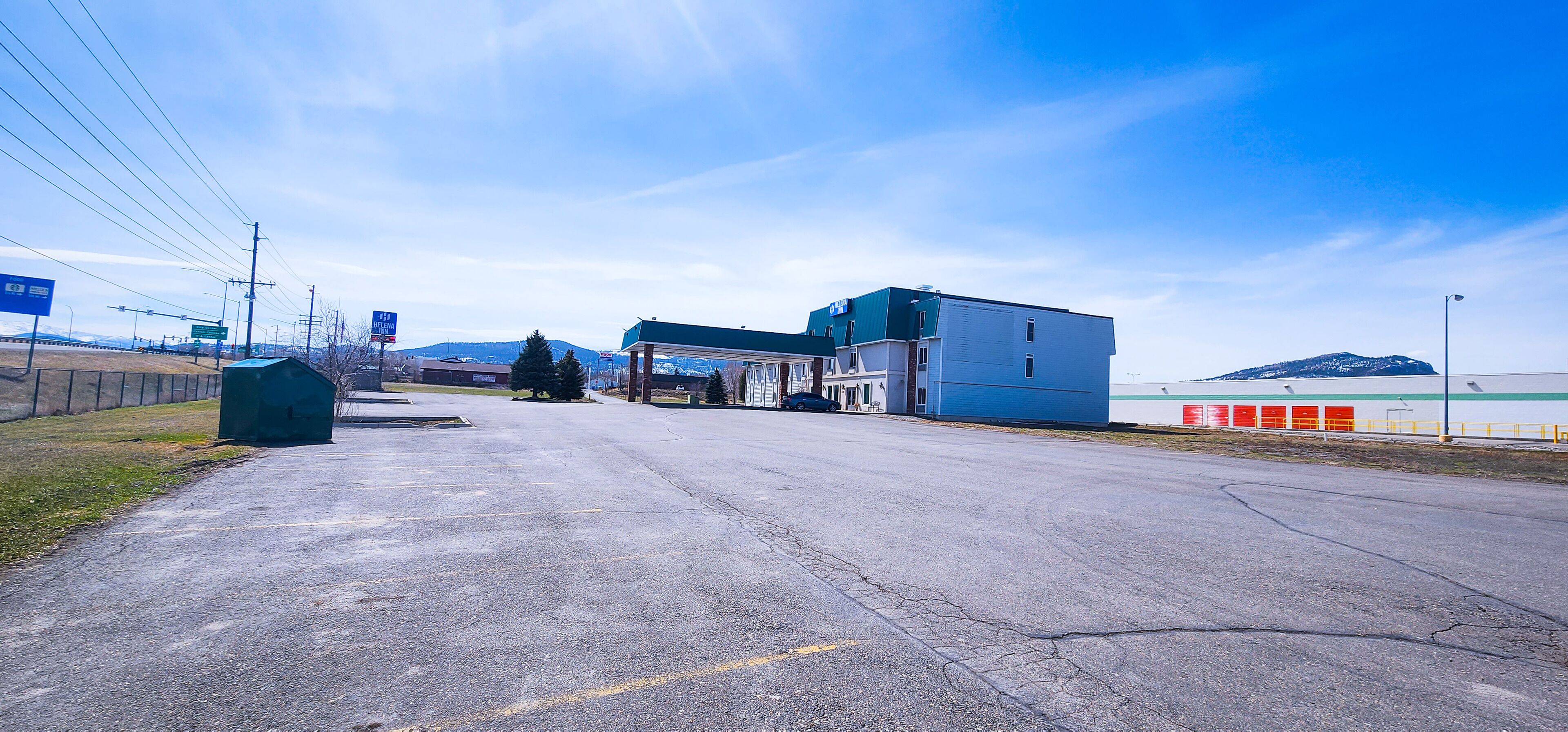 Private Rooms, Hot Tub Bathrooms, Gas Station, Store, Down Town