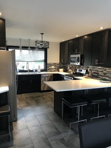 Lush Newley Renovated Home - Downtown Warren