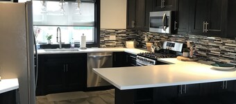 Lush Newley Renovated Home - Downtown Warren