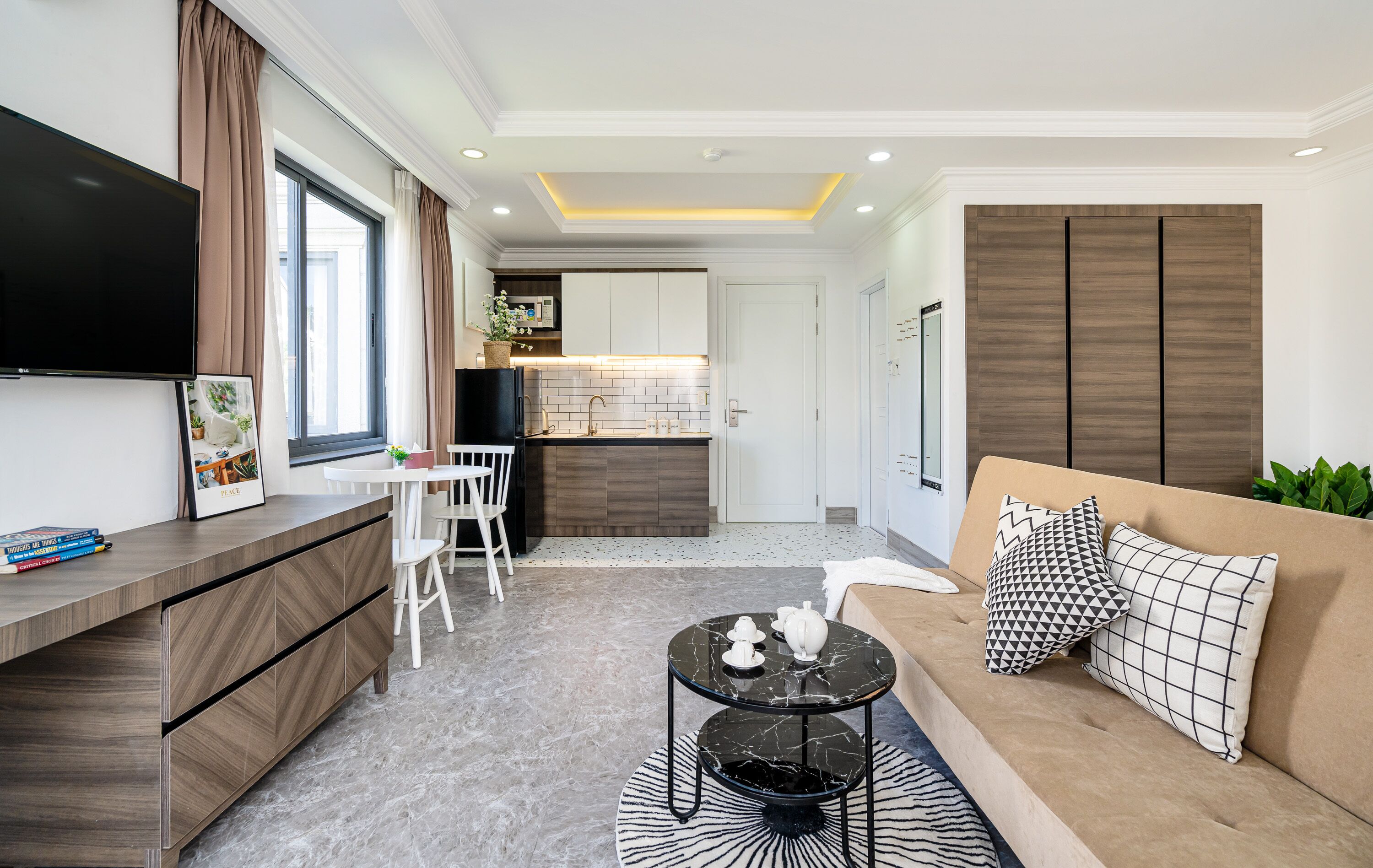 Junior Suite, Balcony | Private kitchen | Fridge, microwave, electric kettle, paper towels