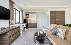 Suite – junior, balkong | Eget kjøkken | Kjøleskap, mikrobølgeovn, vannkoker og papirhåndklær