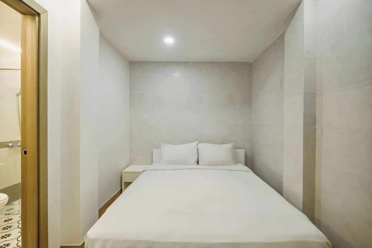 Standard Room, 1 Queen Bed, No Windows