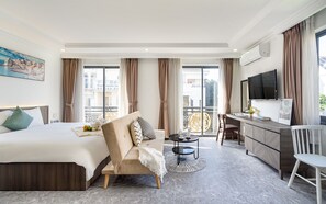 Suite – junior, balkong | Lydisolert, wi-fi (inkludert) og sengetøy