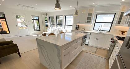 Contemporary Home within Walking distance to Santa Monica Beach