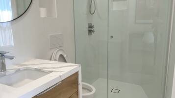 Dusche, Haartrockner, Handtücher, Seife