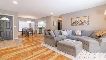 Een televisie en een kantoor