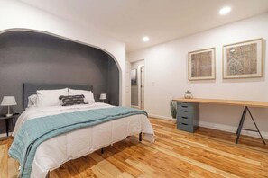 3 Schlafzimmer, Schreibtisch, Bügeleisen/Bügelbrett, Reisekinderbett