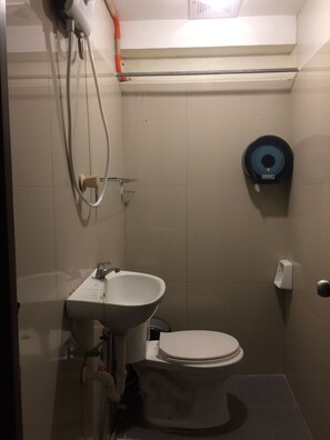 Bathroom - CRISFILS LODGE INCORPORATED (Dumaguete)