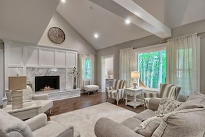 Een smart-tv, een open haard, boeken en een stereo