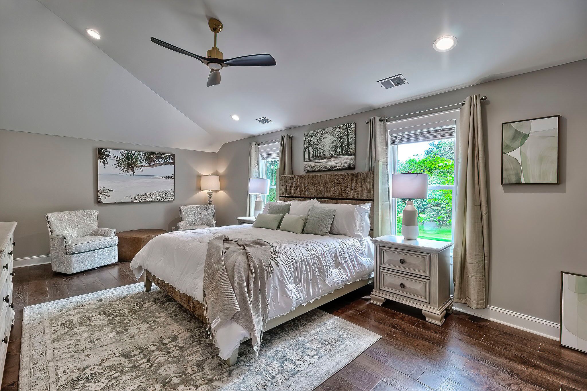 5 soverom, skrivebord, strykejern/-brett og reiseseng for barn