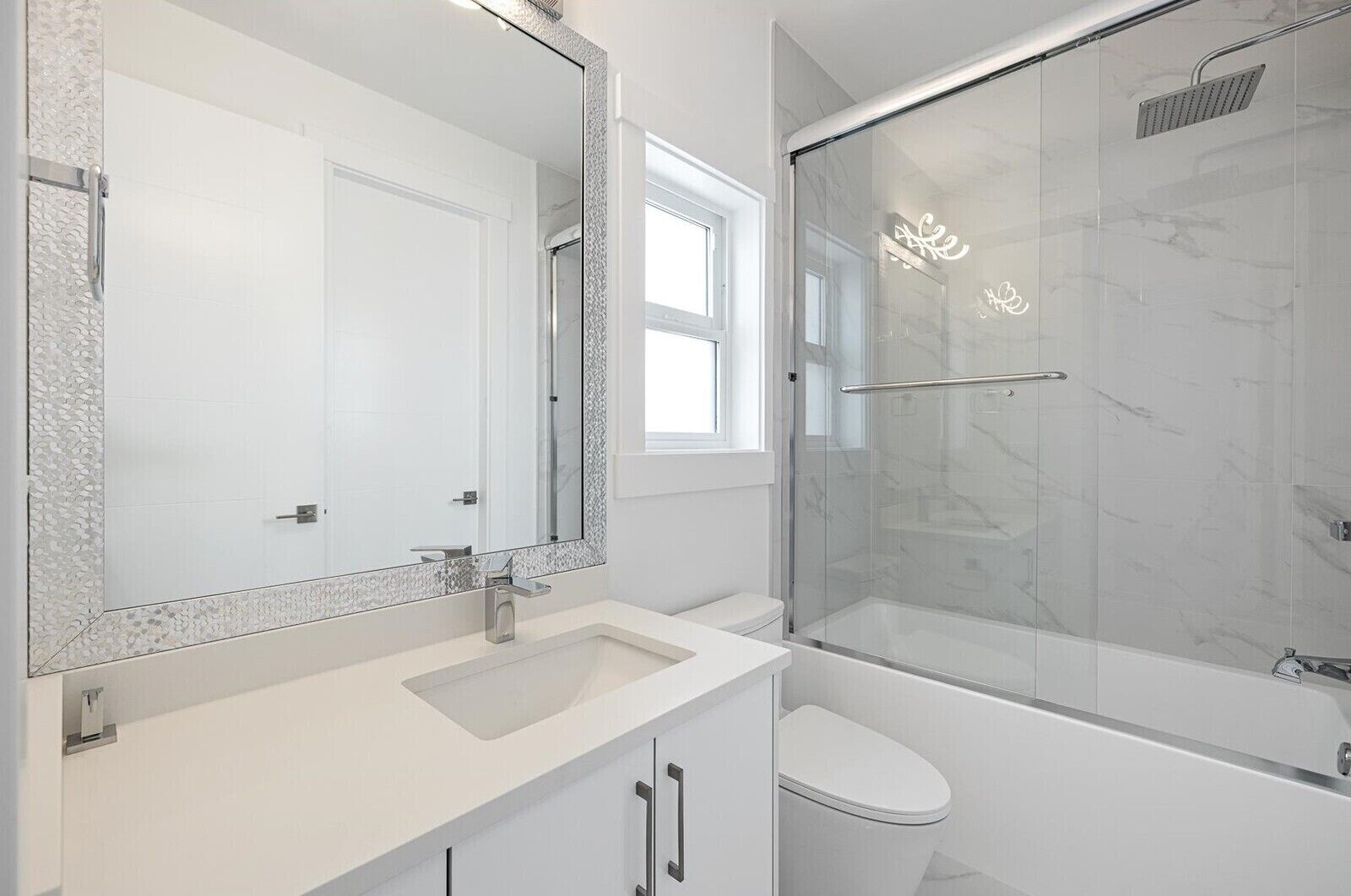 Surrey 202 Central AC Queen bed Private Bathroom