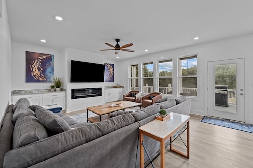 BEAUTIFUL HOME! 2-Min Walk to the Beach, Saltwater Pool, Private