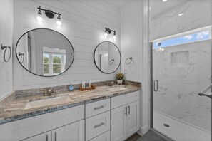 Shower, hair dryer, bidet, towels