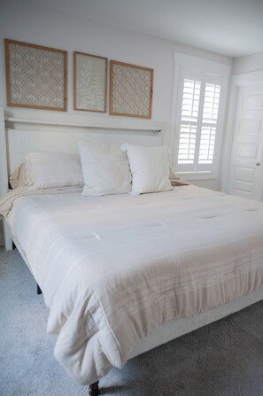 4 makuuhuonetta, työpöytä, silitysrauta/-lauta, vauvan matkasänky