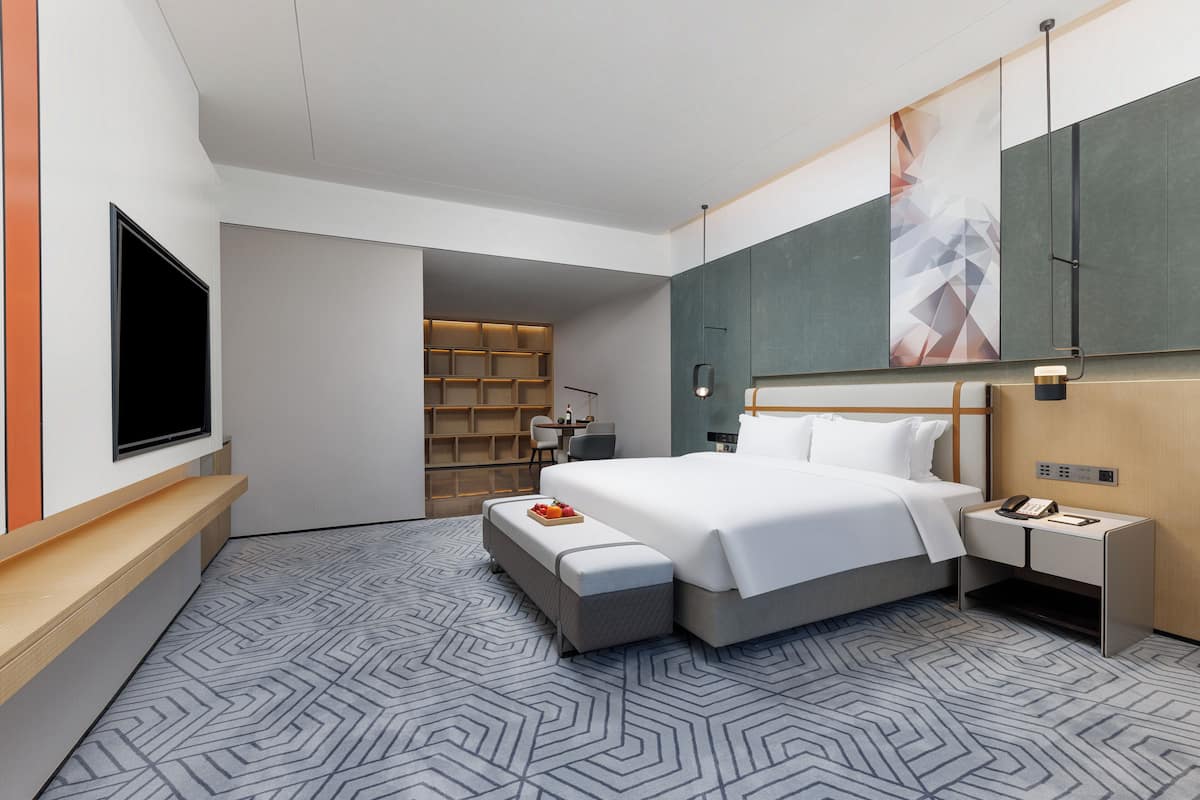 Executive-Zimmer | Kostenlose Minibar, individuell dekoriert, Schreibtisch