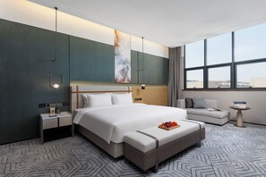 Minibar con artículos gratuitos, decoración personalizada y escritorio