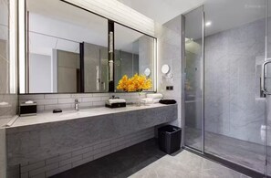 Habitación superior | Baño | Regadera y toallas 