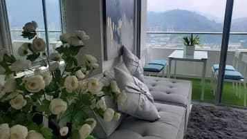 Smart TV, fireplace, stereo