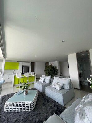 Smart TV, fireplace, stereo