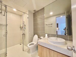 Asciugacapelli, bidet, asciugamani, sapone