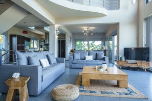 Smart-TV, Kamin, Videospiele, Musikbibliothek